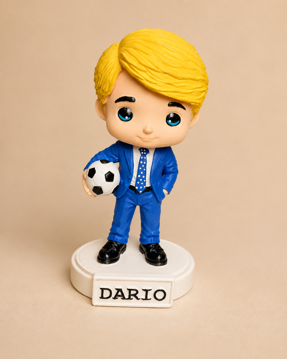 Figura personalizada de Darío con balón de fútbol